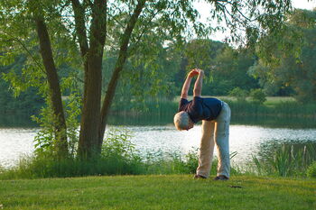 Gehirnleistung stärken mit Yoga im Park